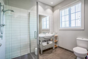 Ensuite bathroom with shower connected to the upstairs master bedroom at Kingfisher Cottage