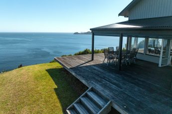 Covered outdoor entertaining area with large table - Ocean Cliff, Bay of Islands, New Zealand